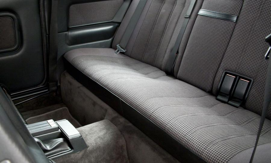 Интерьер BMW 325i Coupe M-Technik (E30) 1984 года  (UK) (фото 9 из 22)